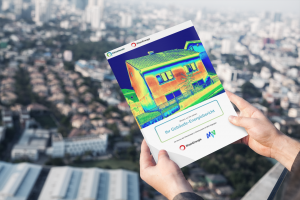 Ein Mockup eines Energieberichts wird in der Hand gehalten im Hintergrund ist ein Luftbild von einem Quartier zu sehen mit vielen Häuser und Hausdächern